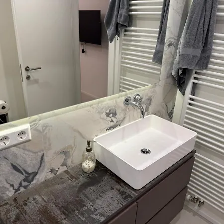 Luxury Modern 2-bedroom With Terrace *